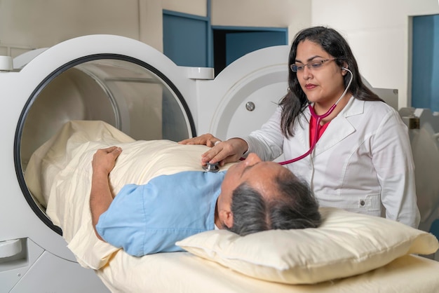 Médico auscultando um paciente em uma câmara hiperbárica