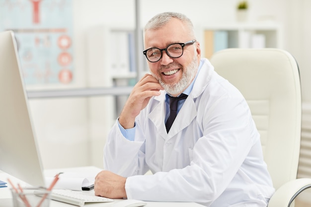 Médico bem sucedido em seu local de trabalho