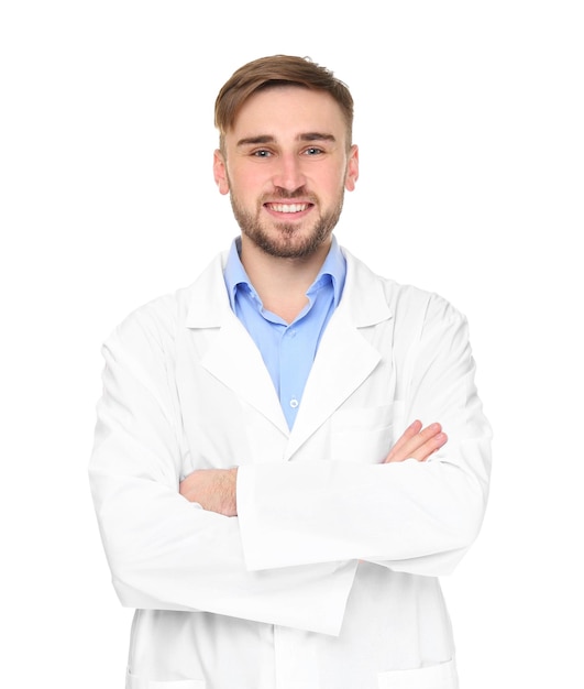 Médico bonito com as mãos cruzadas no fundo branco