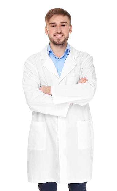 Médico bonito com as mãos cruzadas no fundo branco