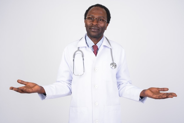 médico bonito homem africano