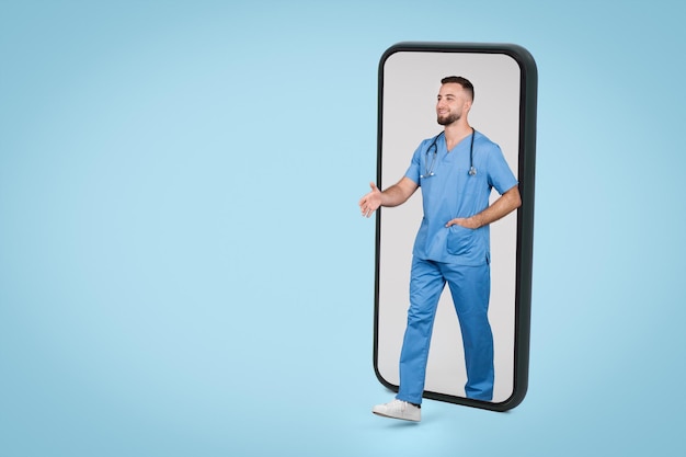 Médico caminhando da tela do telefone em um anúncio médico de fundo azul