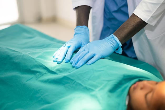 Médico de cáncer quirúrgico con equipo médico quirúrgico profesional para niños operando cirugía a un paciente en el quirófano del hospital