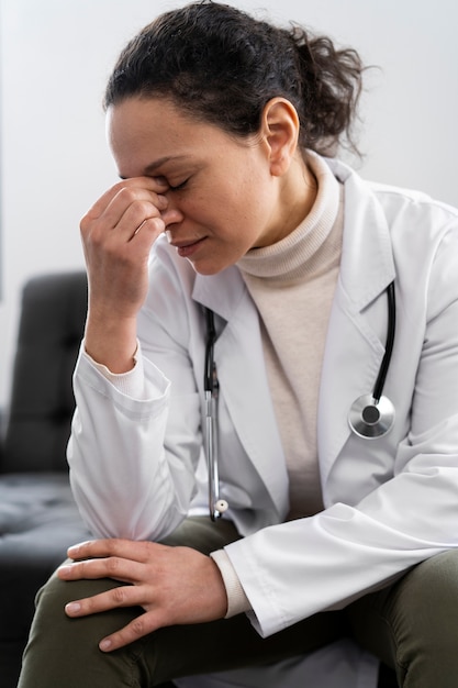 Foto médico cansado após um longo dia de trabalho