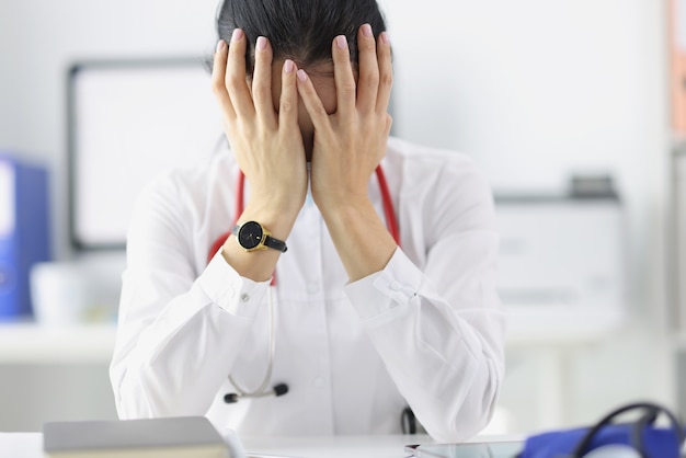 Médico cansado em sua mesa em consultório médico