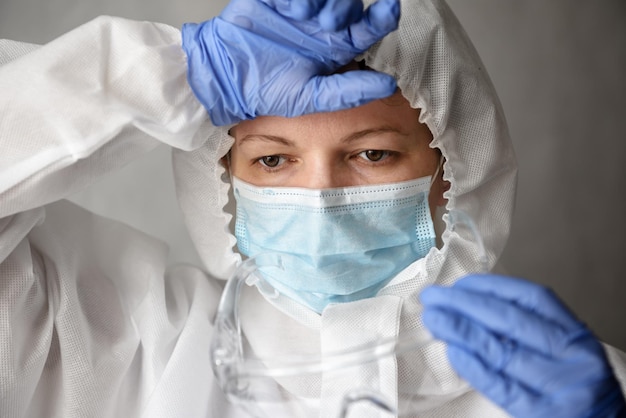 Médico cansado con traje de PPE durante la pandemia del coronavirus COVID19