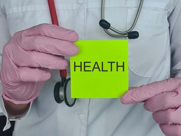 Médico cardiologista terapeuta escreve informações de saúde no adesivo