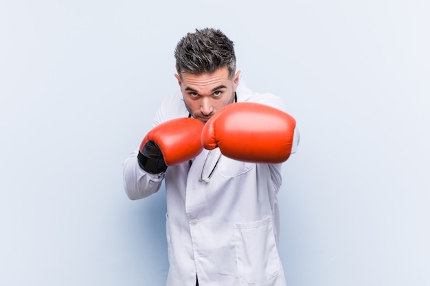 Médico caucasiano homem usando luvas de boxe