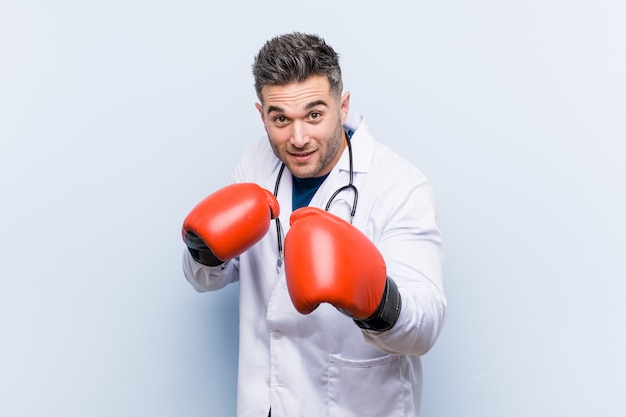 Médico caucasiano homem usando luvas de boxe