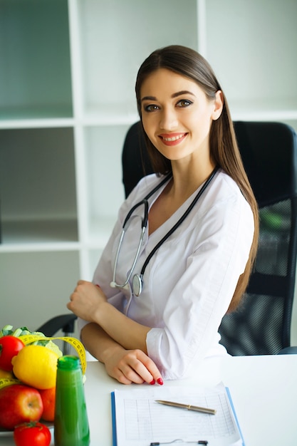 Foto el médico cierra un plan de dieta.