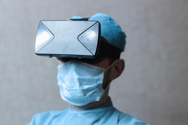 Médico cirurgião masculino de uniforme e capacete de óculos vr o uso da realidade virtual na medicina moderna