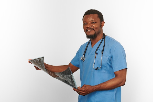 Médico cirurgião negro homem barbudo de casaco azul com braços cruzados isolado espaço de cópia de fundo branco