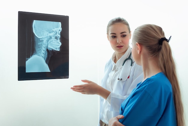 Foto médico y colega discutiendo rayos x médicos en la clínica