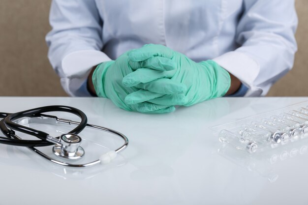 Foto médico colocou as mãos sobre a mesa