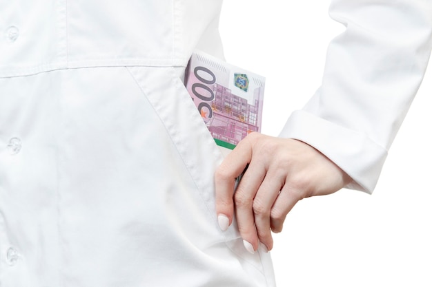 Médico colocou um pacote de dinheiro do euro no bolso, close-up, isolado no fundo branco