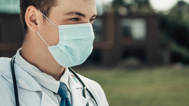 Médico com estetoscópio do lado de fora