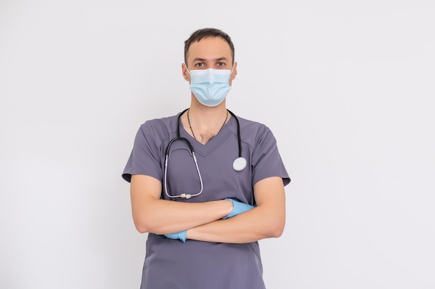 Médico com estetoscópio no pescoço, olhando para a câmera.