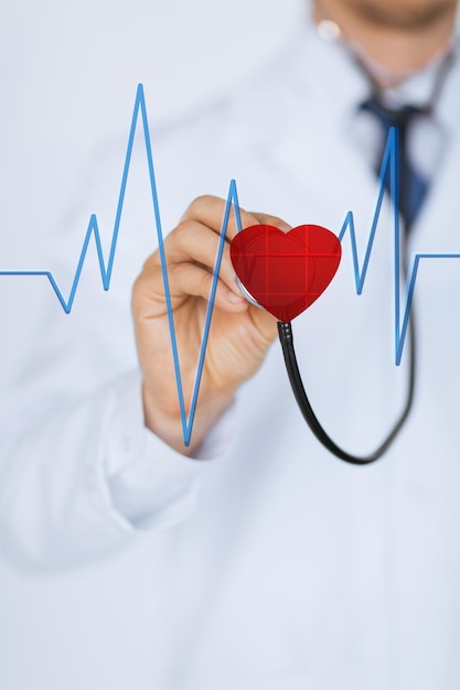 médico com estetoscópio ouvindo batimentos cardíacos na tela virtual