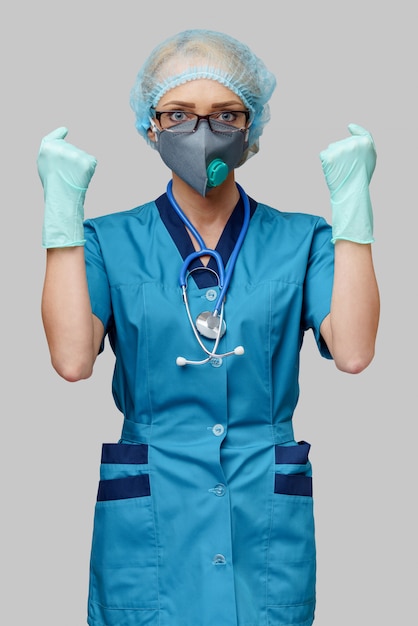 Médico com estetoscópio usando máscara protetora e luvas de látex