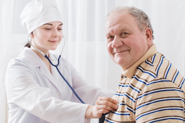 Foto médico com homens idosos indoor