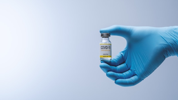 Foto médico com luvas de látex azuis segurando um frasco de vidro com remédio