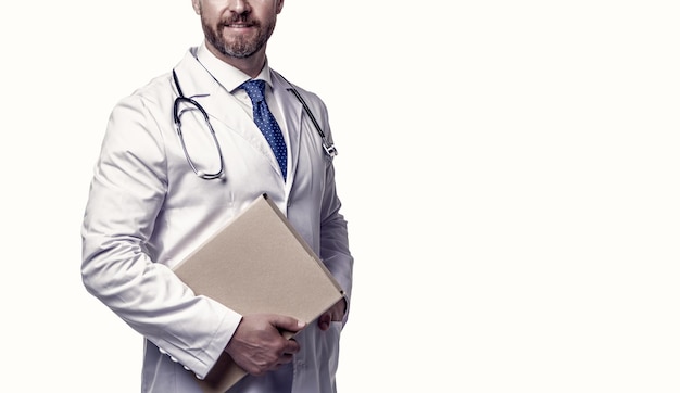 Médico com médico de pasta isolado no médico branco mantém a visão recortada do registro médico
