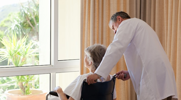 Médico com o paciente olhando pela janela