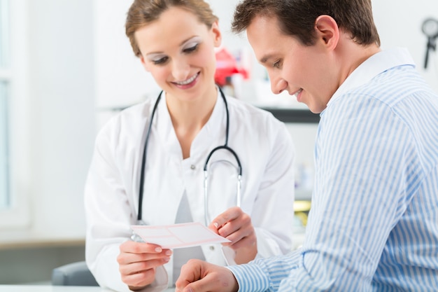 Médico com paciente em consultoria clínica