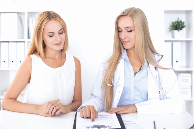 Médico com paciente no hospital. Conceito de medicina e cuidados de saúde