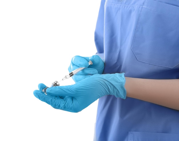 Médico com seringa e remédio em fundo branco, closeup