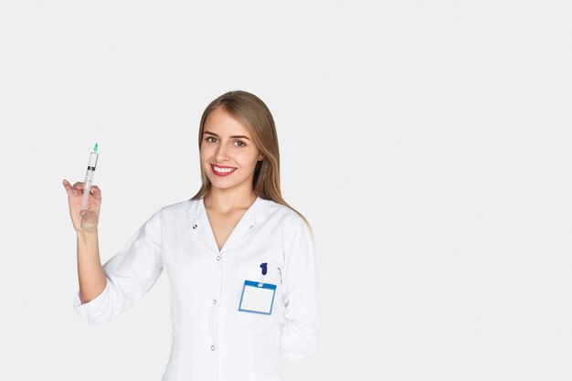 Médico com seringa em branco