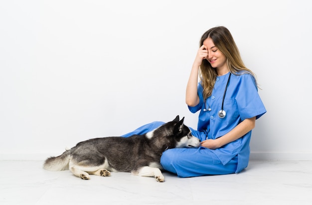 Médico com seu cachorro sentado no chão