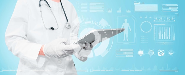 Médico com tablet e interface virtual do humano, medicina do futuro