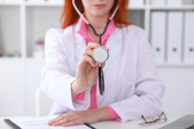 Foto médico com um estetoscópio nas mãos. cena de cor rosa