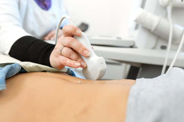 Médico conduzindo um diagnóstico de ultrassom