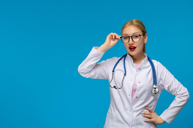 Médico confiante do dia mundial dos médicos usando óculos com o estetoscópio no jaleco médico