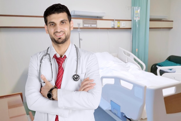 Médico confiante em pé no quarto do paciente