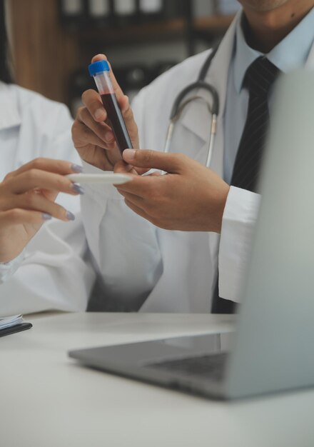 Médico confiante segurando um frasco de comprimidos e escrevendo enquanto conversa com o paciente sênior e revisa sua medicação na sala de escritório