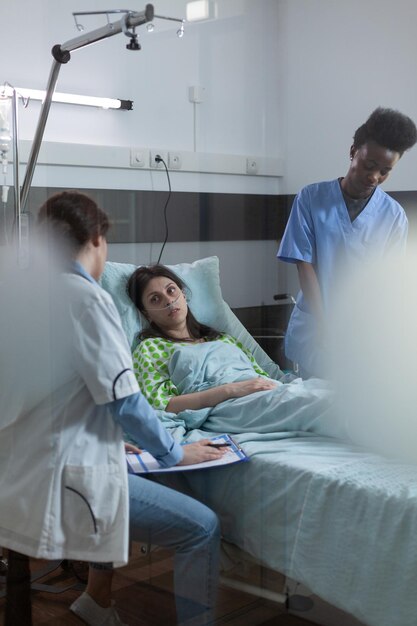 Foto médico consolando paciente na clínica