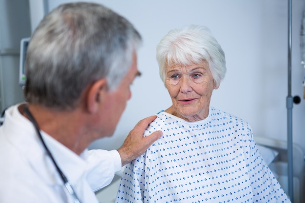 Médico consolando paciente sênior