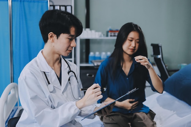 médico consultando paciente idoso preenchendo formulário na consulta médico profissional vestindo casaco branco falando com mulher madura assinando papel médico na consulta visita à clínica