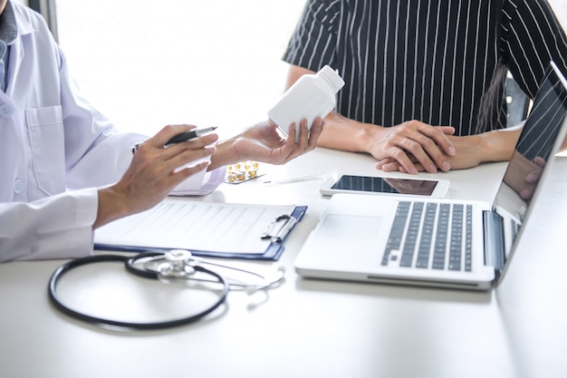 Médico consultor al paciente discutiendo algo síntoma de enfermedad y recomendar métodos de tratamiento.