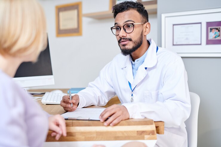 Foto médico consultor paciente femenino
