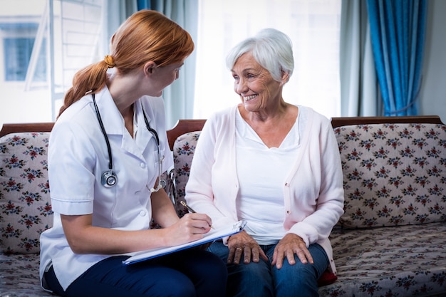 Médico consultoria com mulher sênior