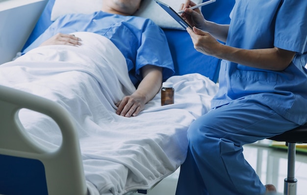 Foto médico contando à paciente os resultados de seus exames médicos médico mostrando registros médicos a paciente com câncer na enfermaria do hospital médico sênior explicando os efeitos colaterais da intervenção