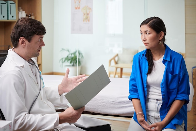 Médico conversando com paciente preocupado