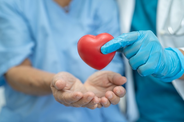 Médico dá coração vermelho a paciente asiática idosa