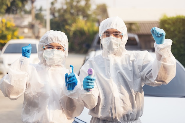 Médico da equipe usando EPI para combater o coronavírus