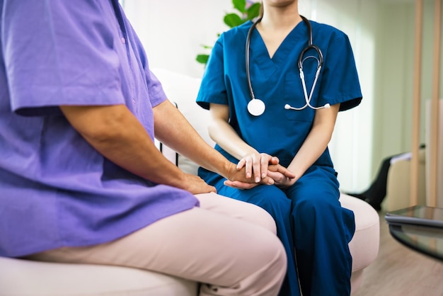 El médico da esperanza y consuelo a los ancianos tomándose de la mano para cuidar de su salud