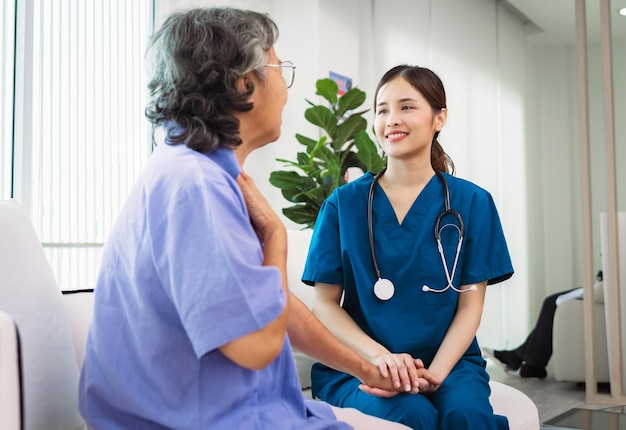 El médico da esperanza y consuelo a los ancianos tomándose de la mano para cuidar de su salud